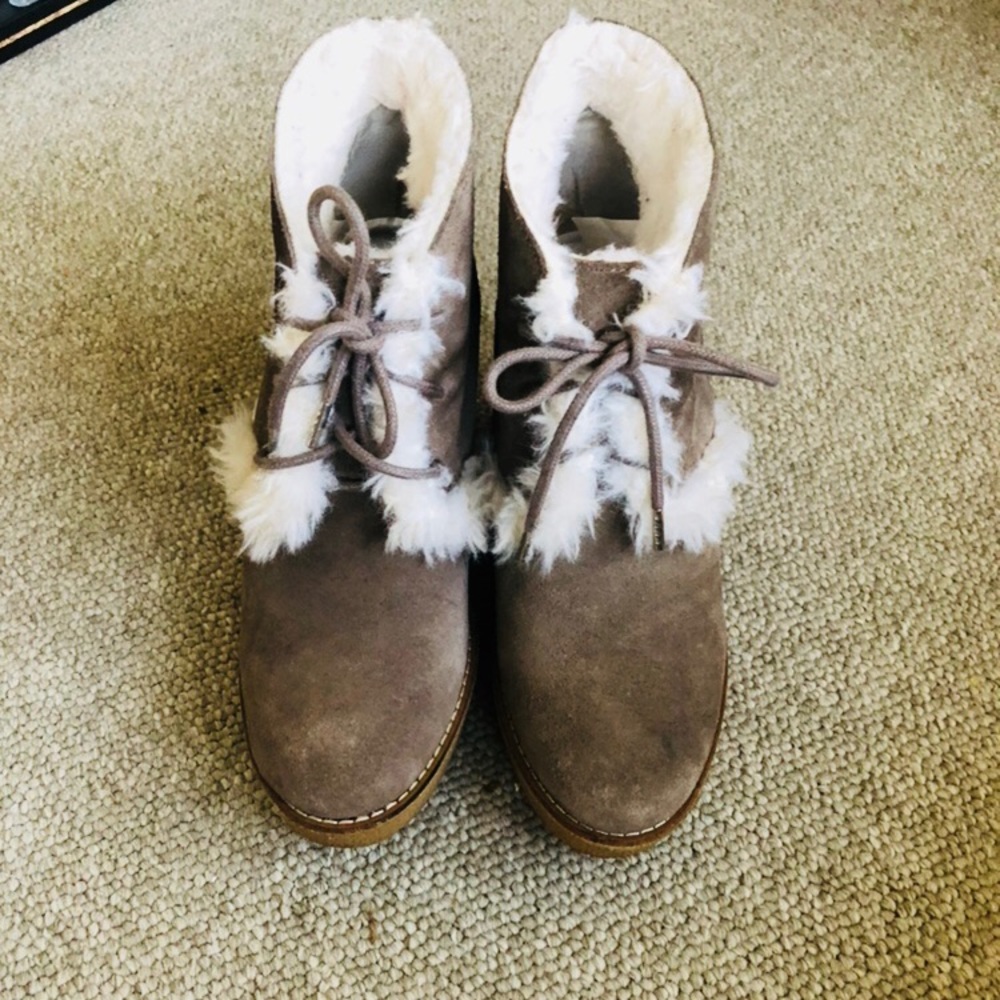 Gap fur wedge sz 7.5